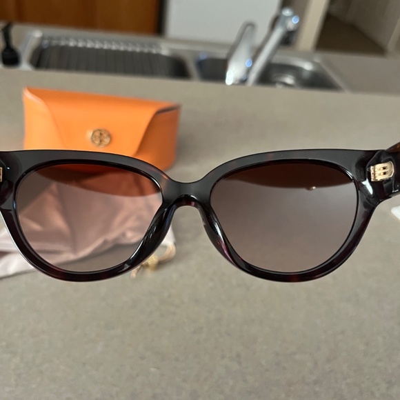 Tory Burch Women’s Sunglasses - Picture 7 of 7